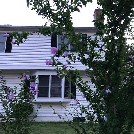 Room In Single Family House - Suburban Neighborhood In 보스톤 외부 사진