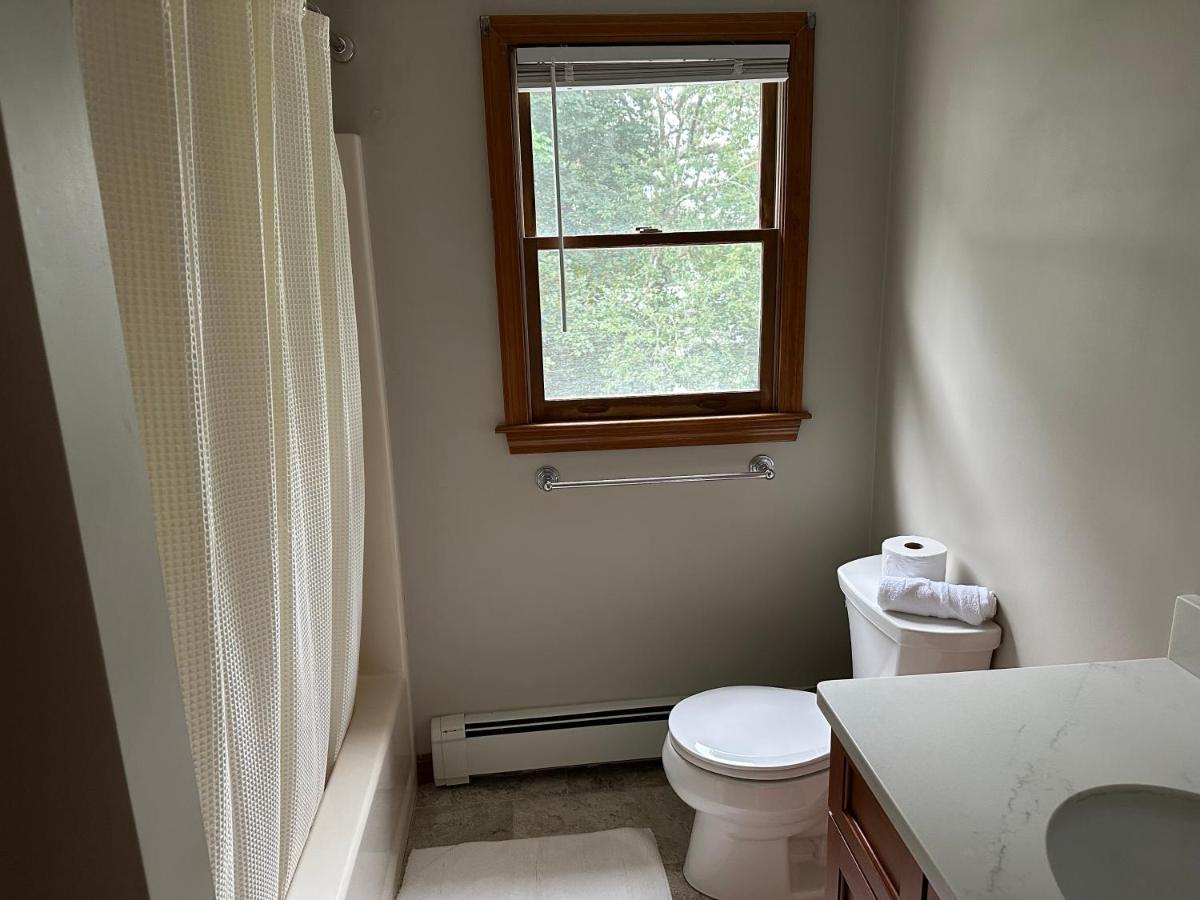 Room In Single Family House - Suburban Neighborhood In 보스톤 외부 사진