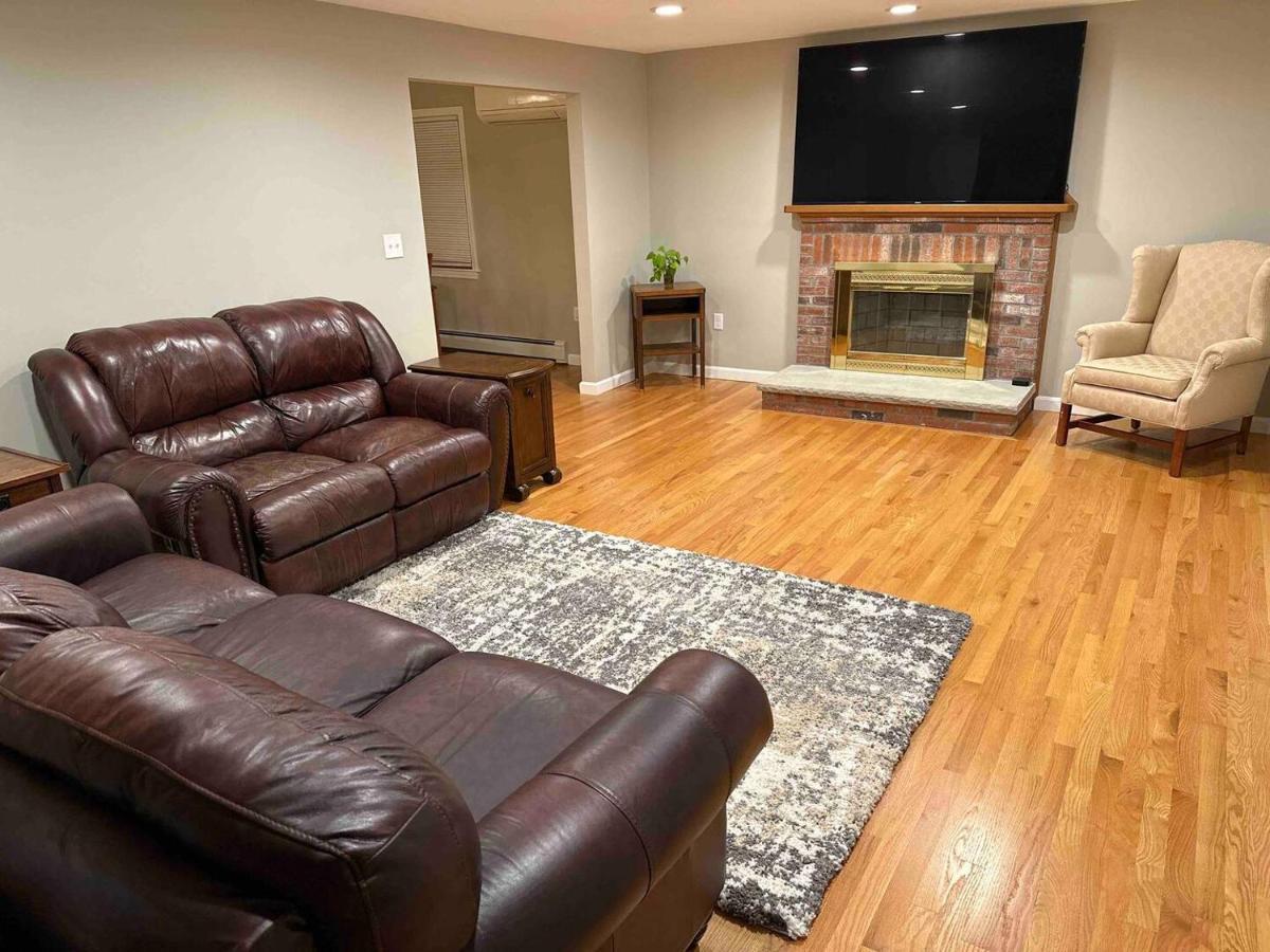 Room In Single Family House - Suburban Neighborhood In 보스톤 외부 사진