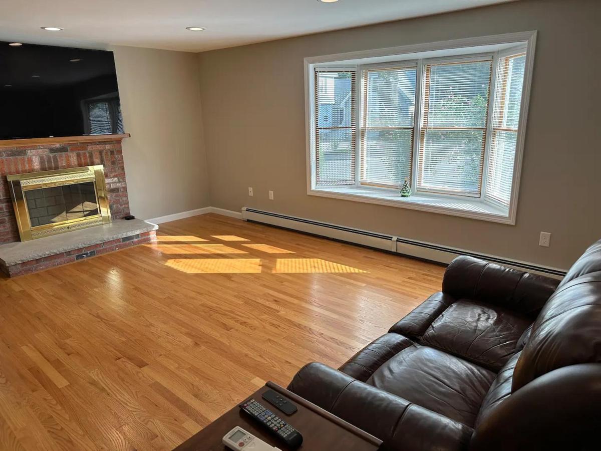 Room In Single Family House - Suburban Neighborhood In 보스톤 외부 사진