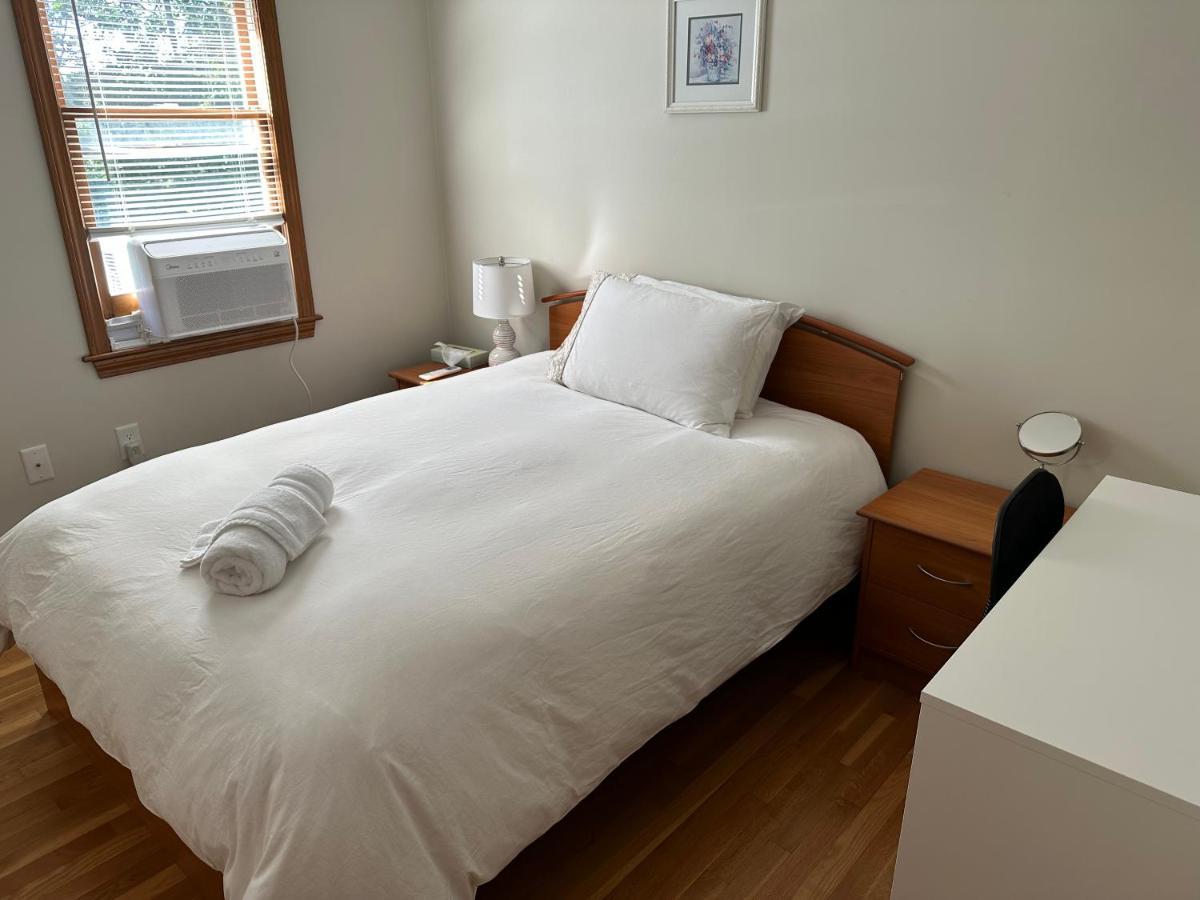 Room In Single Family House - Suburban Neighborhood In 보스톤 객실 사진