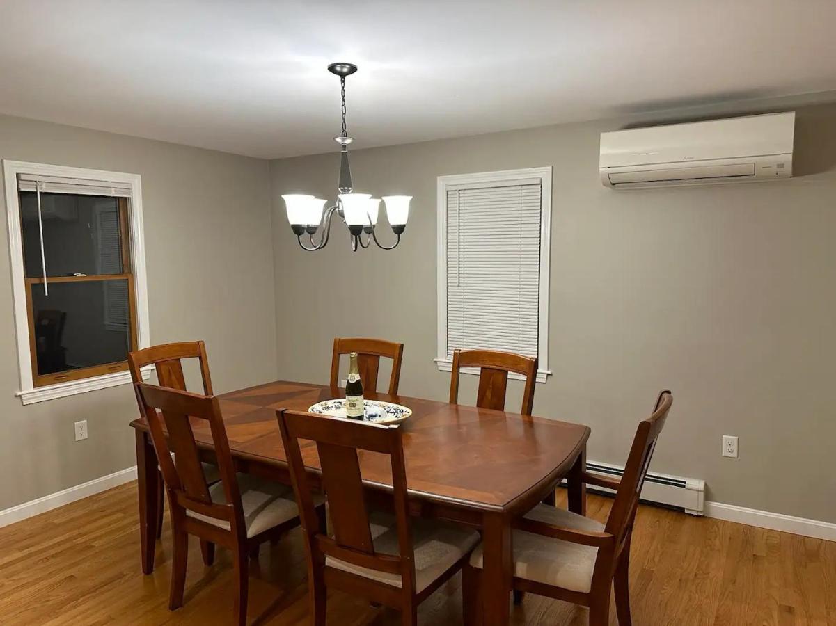 Room In Single Family House - Suburban Neighborhood In 보스톤 외부 사진