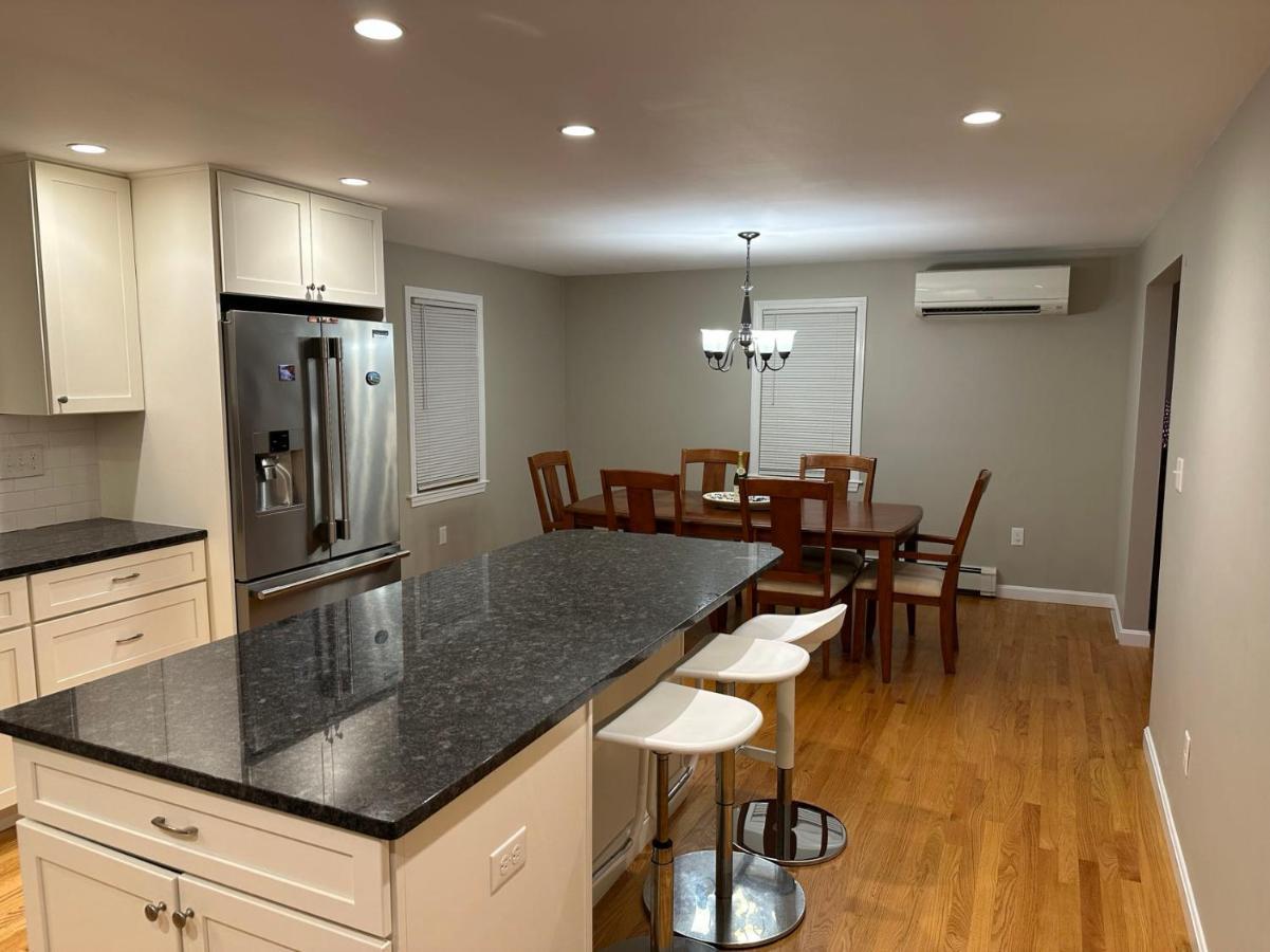 Room In Single Family House - Suburban Neighborhood In 보스톤 외부 사진