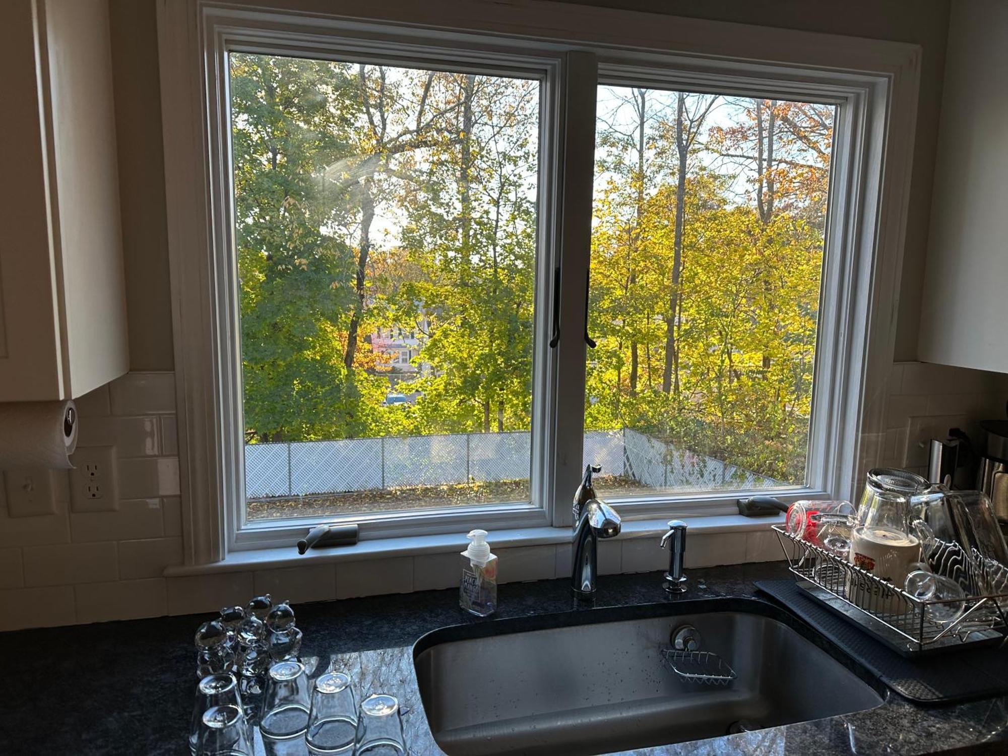 Room In Single Family House - Suburban Neighborhood In 보스톤 외부 사진